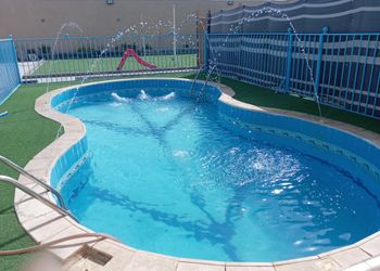 استراحة بمسبح و مسطح اخضر
