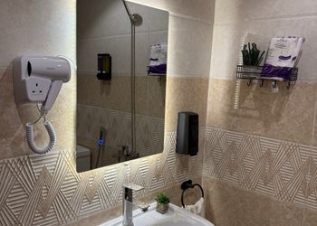 استديو بأثاث مريح وبسيط