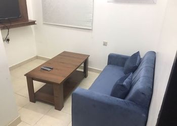 شقة بصالة جلوس وغرفة نوم