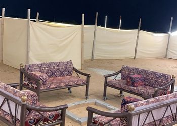 مخيم ببيت شعر و جلسة خارجية