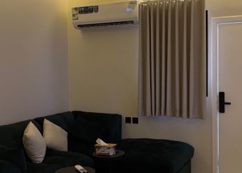 استديو بسرير مريح وتصميم هادئ 