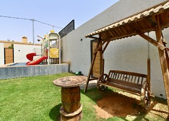 شاليه بمسطح اخضر و العاب مائيه