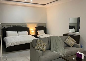 استديو بأثاث مريح وبسيط 