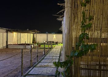 استراحة بمسطح اخضر وجلسة خارجية