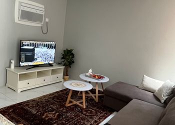 شقه بأثاث مريح ودخول ذاتي
