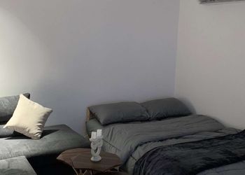 استديو بسرير ماستر وجلسة مريحة 