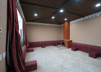 شاليه بجلسة خارجية ومسطح اخضر
