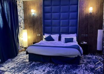 استوديو بأثاث بسيط ومريح