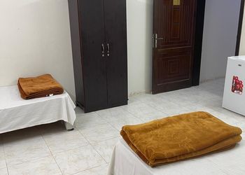 شقة بصالة وثلاث غرف نوم