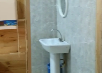 شاليه بجلسة مطله على المسبح