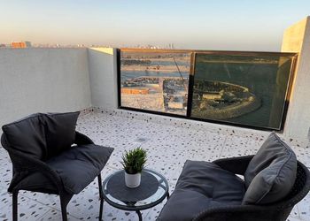 شقة مطلة على البحر مع بلكونة 
