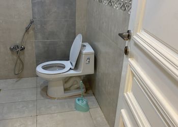 شاليه بمسطح اخضر وجلسة خارجية 