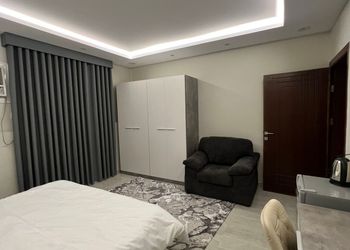 استديو بأثاث مريح وبسيط 