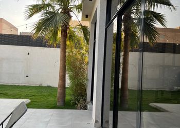 شاليه مميز باطلاله على المسبح