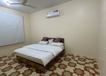 فيلا بصالة مطلة على مزرعة 