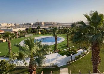 شاليه بمسطح اخضر ومسبح 