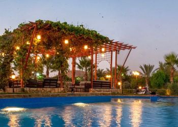 استراحة بمسطح اخضر ومجالس