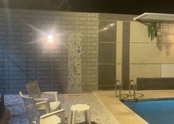 شاليه بمسطح اخضر واضاءة اضافيه