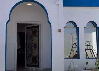 شالية بغرفة نوم مطلة على الفناء الخارجي