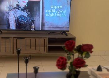 شقة بصالة مريحة وغرفة نوم 