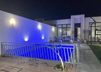 شاليه بمسطح اخضر وجلسة خارجية 