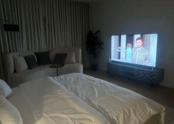استديو بسرير ماستر وجلسة جانبية