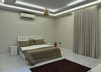 شاليه بمسطح اخضر وجلسة خارجية