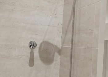 استديو بأثاث مريح وبسيط 