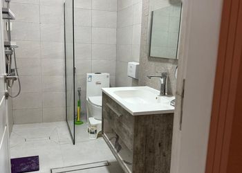 شقة بأربع غرف نوم وبلكونة