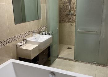 شقة بصالة انيقة وإطلالة مميزة
