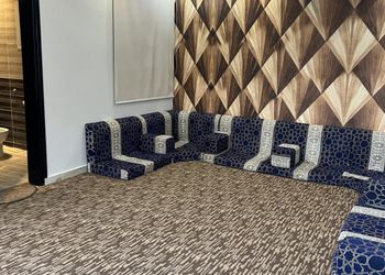 شاليه بمسطح اخضر وجلسة خارجية 