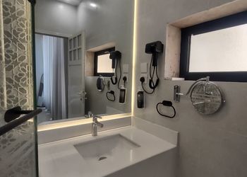 شاليه بمجلس مطل على مسبح داخلي