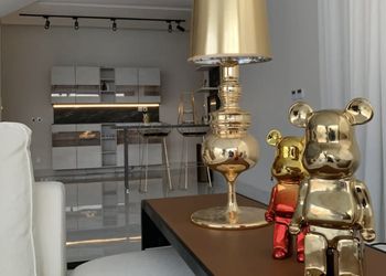 شاليه بجلسة تطل على مسبح خارجي 