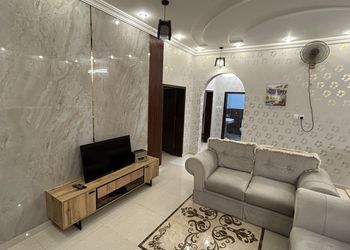 استراحة بصالة وملعب كرة قدم