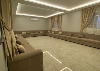 مزرعة بجلسة خارجية وألعاب أطفال 