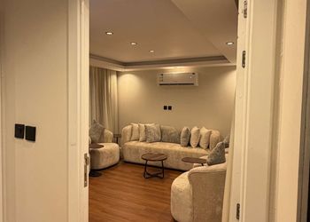 شاليه بمسطح اخضر ومجالس 