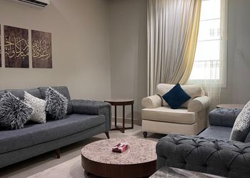 شقة بصالة ومجلس وغرف نوم