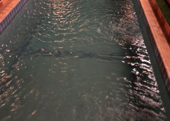 استراحة بجلسة خارجية ملعب كرة طائرة