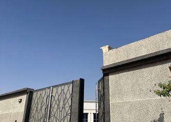 شاليه بجلسة خارجية ومسطح اخضر