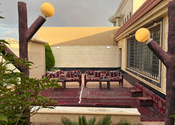 شاليه بجلسة خارجية وأجواء ممتعة 