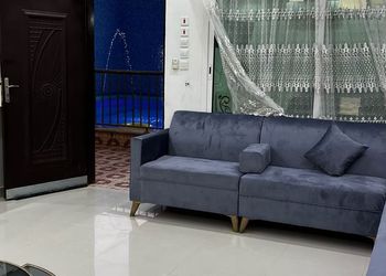 شاليه بجلسة خارجية مطلة على مسبح