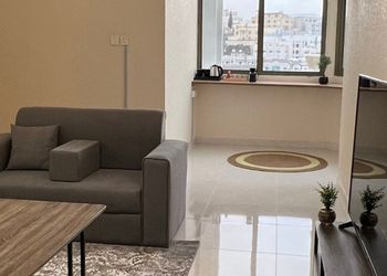 شقة بصالة وثلاث غرف نوم 