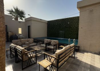 شاليه بملعب كرة طائرة 