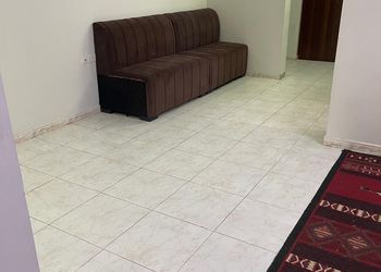 شقة بصالة وثلاث غرف نوم