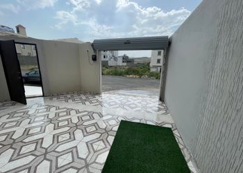 شقة واسعة بصالة وغرفتين نوم 