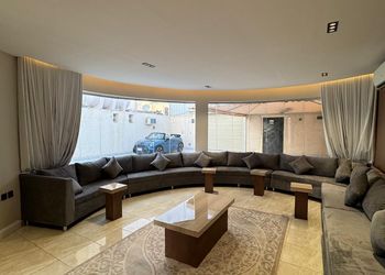 شاليه بمسطح اخضر ومسبح 