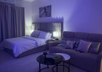 استديو بسرير ماستر وجلسة مريحة 