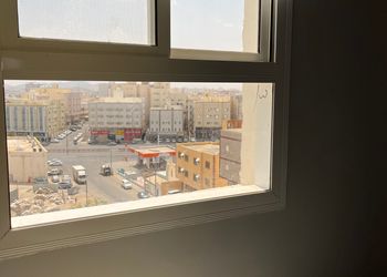 شقه بأثاث مريح ودخول ذاتي