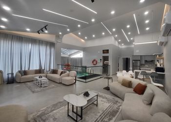 شاليه بمجلس مطل على مسبح داخلي