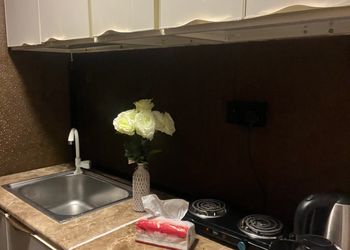 استديو باثاث مريح وبسيط 